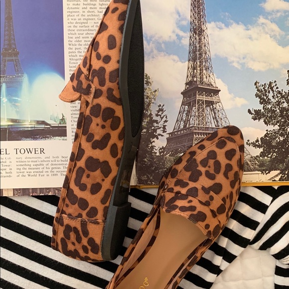 🚨 ALL SIZES RESTOCKED!✨ Leopard Loafer Flats - Picture 2 of 4